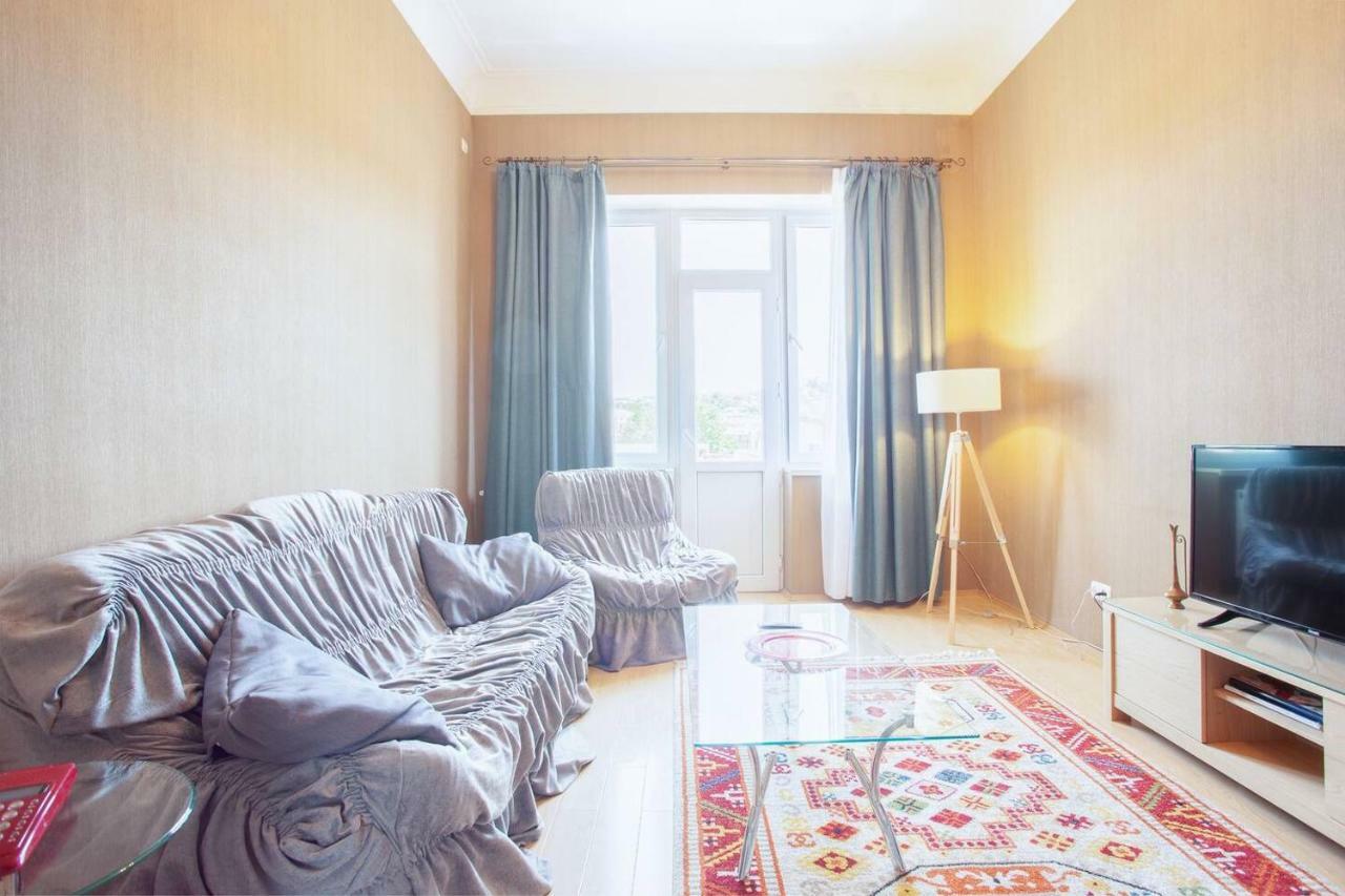 Wehost Apartment On A Colorful Street Tbilisi Exterior photo